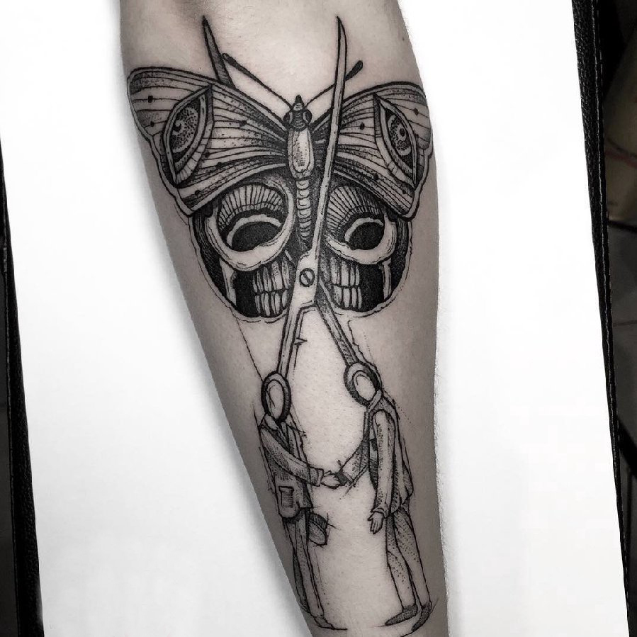 男生手臂上蝴蝶和剪刀纹身图片 理发剪刀纹身