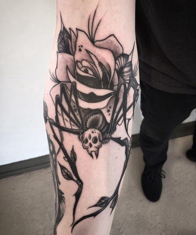 男生手臂上玫瑰和蜘蛛纹身图片 手臂纹身素材