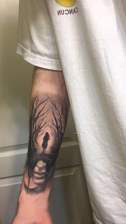 男生手臂上人物和树枝纹身图片 手臂纹身素材