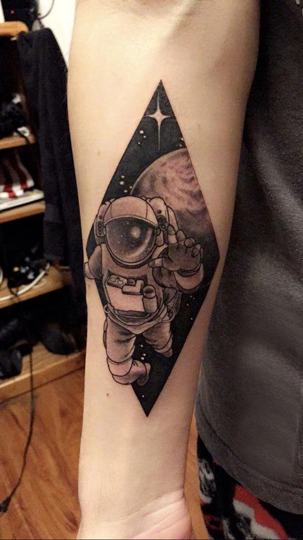 男生手臂上菱形和宇航员纹身图片 手臂纹身素材