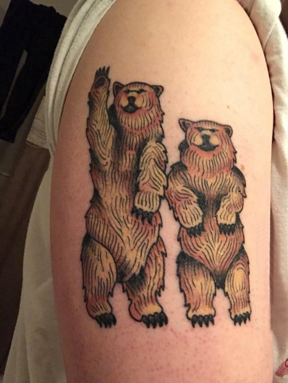 女生手臂上熊纹身图案 熊纹身