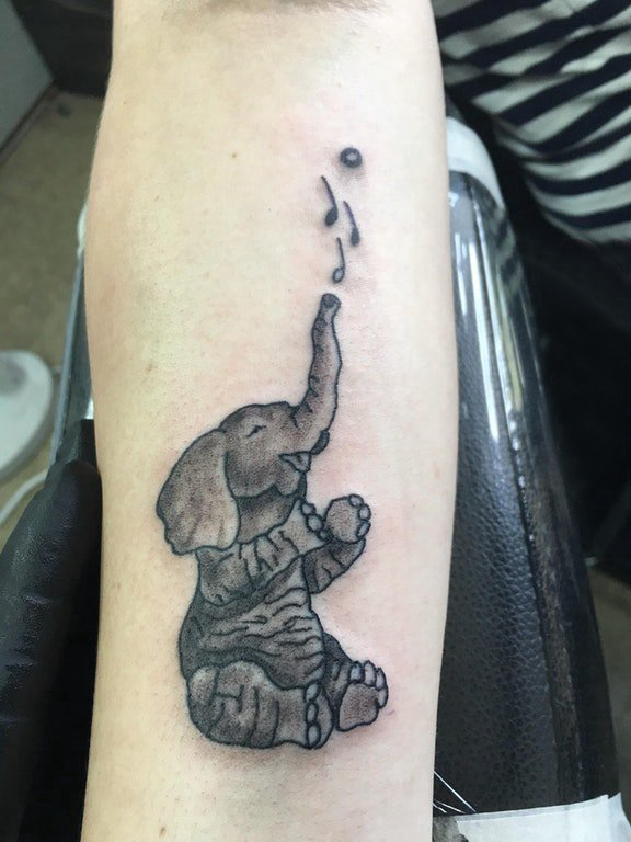 男生手臂上黑色的大象纹身图片 百乐动物纹身