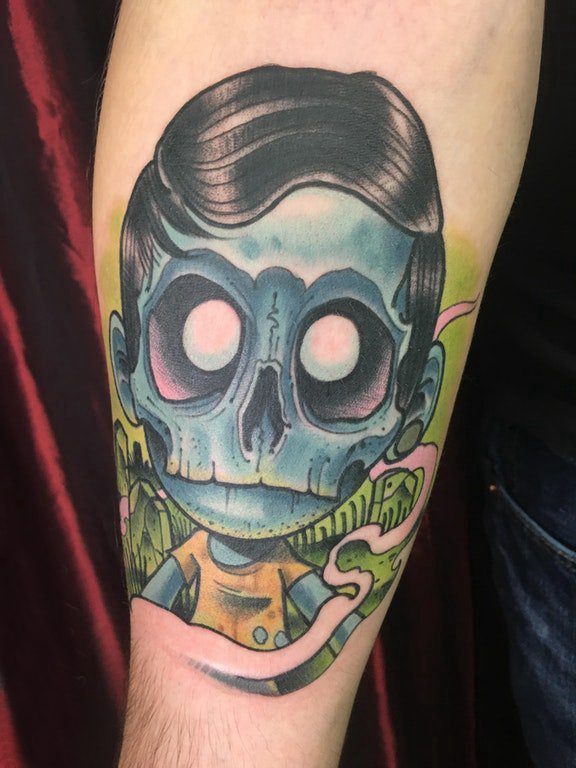 男生手臂上彩色的卡通僵尸纹身图片 手臂纹身素材