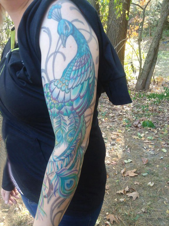 女生手臂上孔雀纹身图片 孔雀纹身图片