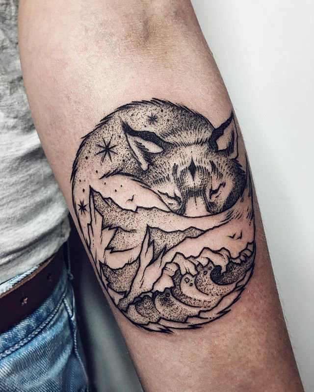 男生手臂上狼和山水风景纹身图片 小动物纹身