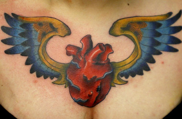 胸部彩色乌克兰的圣心和翅膀纹身图片