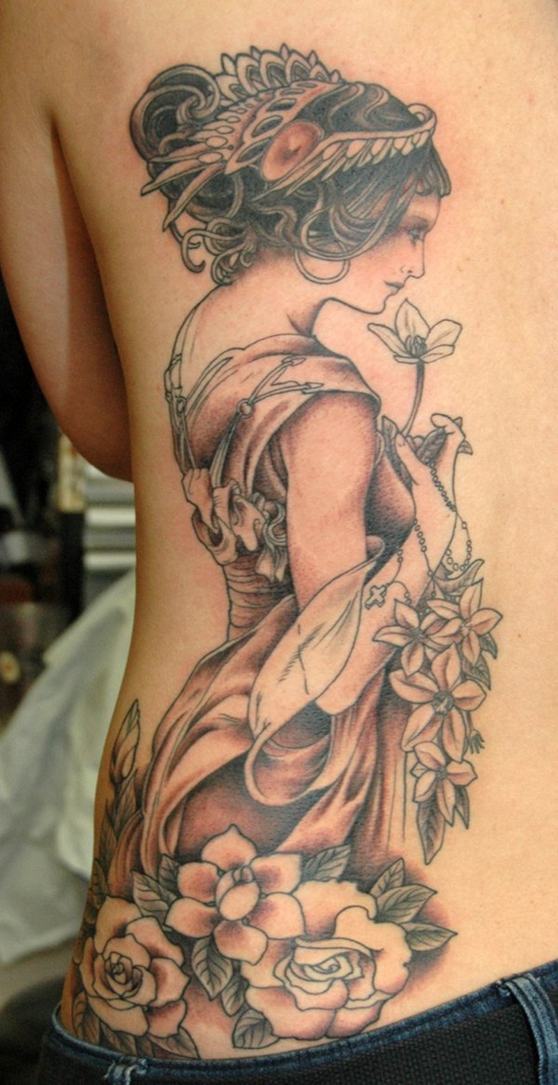 背部可爱的女人与鲜花和十字架纹身图案