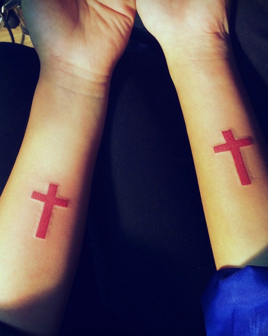 让人眼前一亮的手臂红色十字架纹身