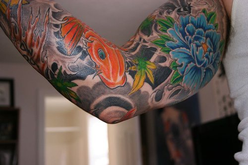 手臂蓝色的牡丹花和锦鲤鱼纹身图案