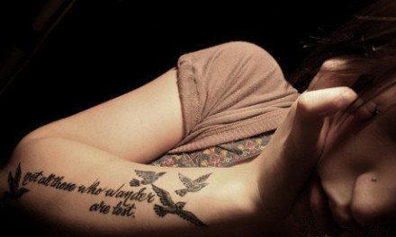 女生手臂英文小鸟纹身图案图片