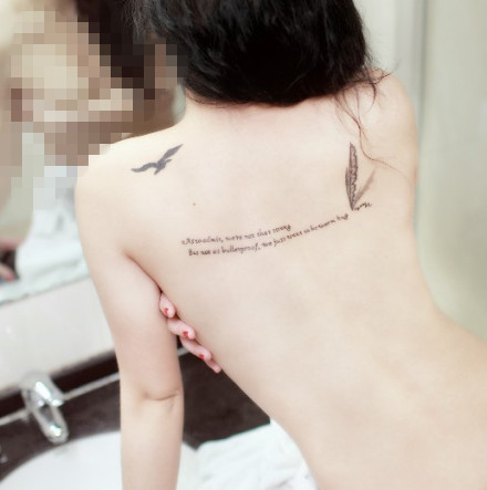 女生背部大雁英文字符纹身图案图片