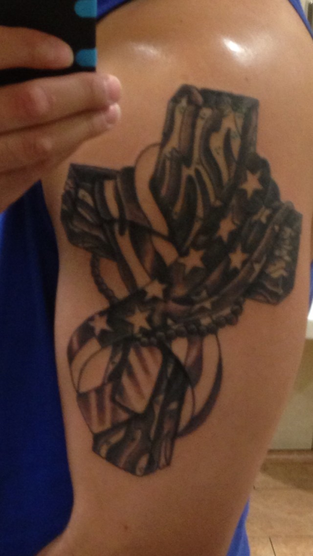 黑色军事纪念十字架和国旗手臂纹身图案