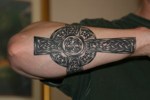 凯尔特风格的十字架小臂纹身图案