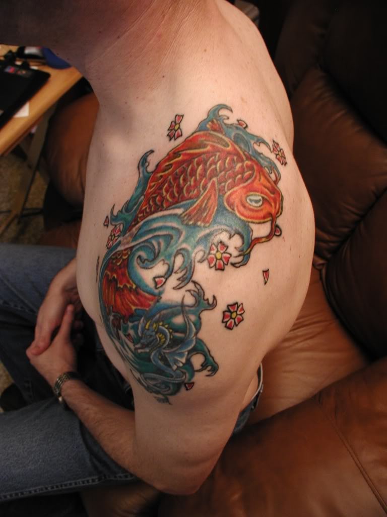 肩部彩色锦鲤鱼戏水纹身图案