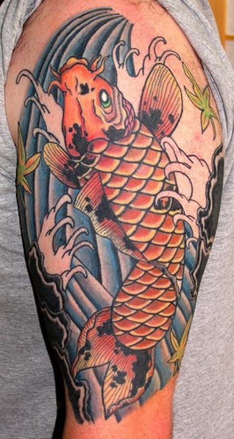 大臂彩色的锦鲤鱼亚洲风格纹身图案