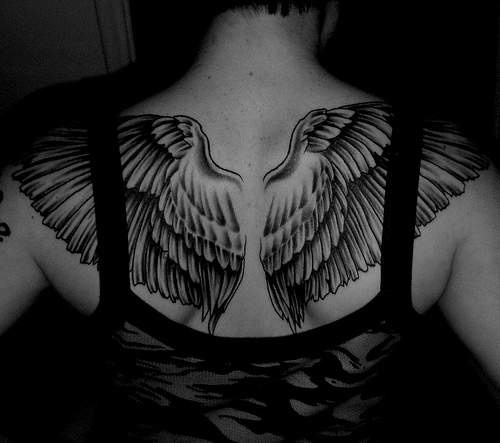 背部美丽的翅膀纹身图案