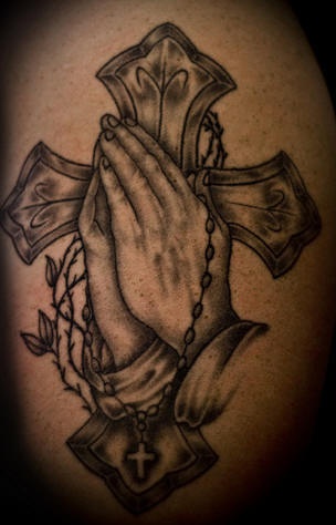 十字架和祈祷之手纹身图案
