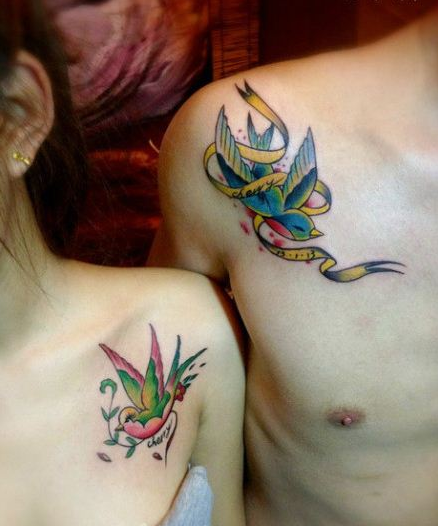 情侣肩部流行精美的小燕子纹身图案