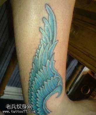 腿部彩色翅膀纹身图案
