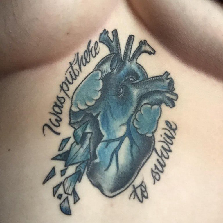 女生胸部破碎的心脏纹身图片 女生胸部纹身
