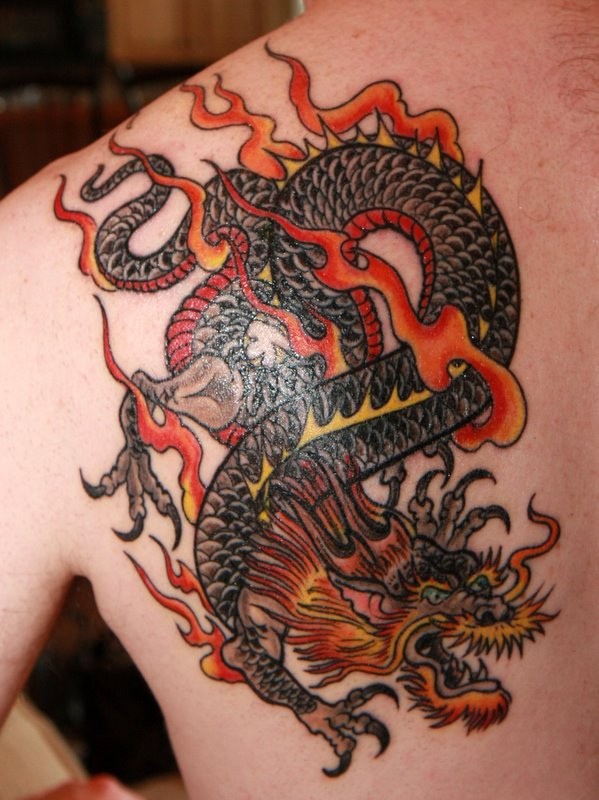 背部红龙火焰纹身图案