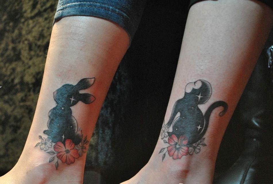 暗藏在腿部的可爱动物情侣纹身图片