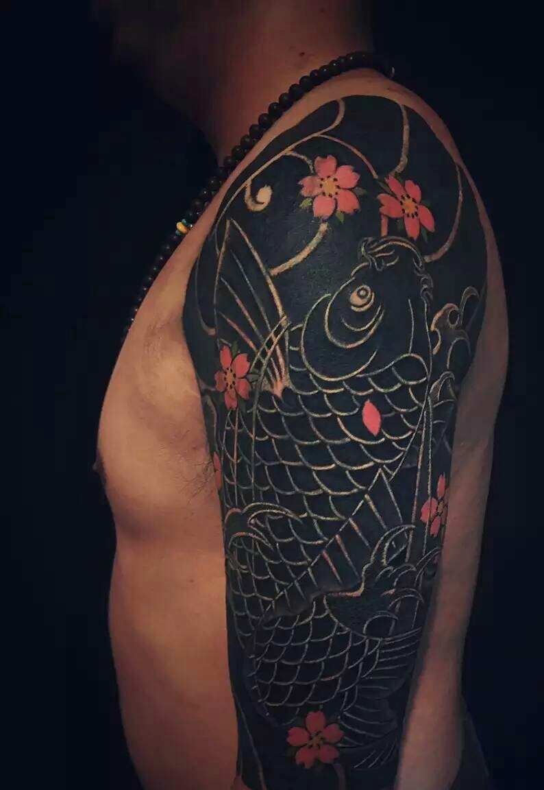 大臂日式鲤鱼纹身刺青很突出