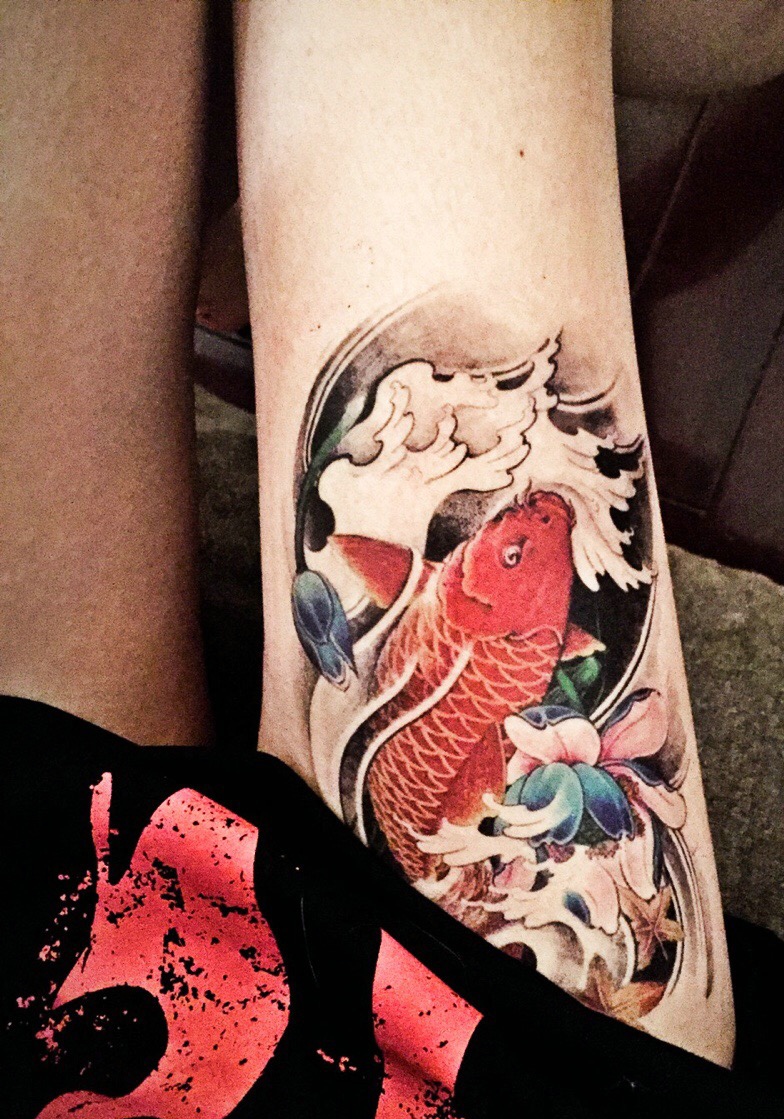 大腿惊艳美丽的红鲤鱼纹身刺青