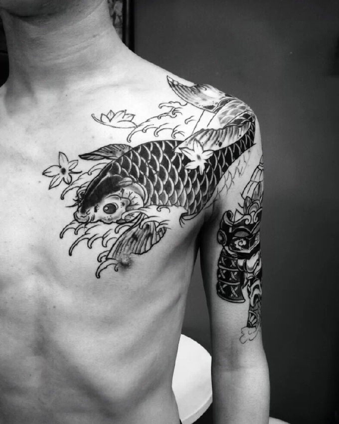 80后胸前清晰的半甲鲤鱼纹身图案