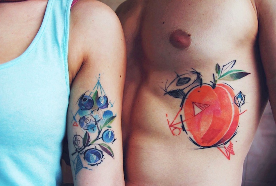 色彩诱人的苹果与葡萄的情侣纹身图案