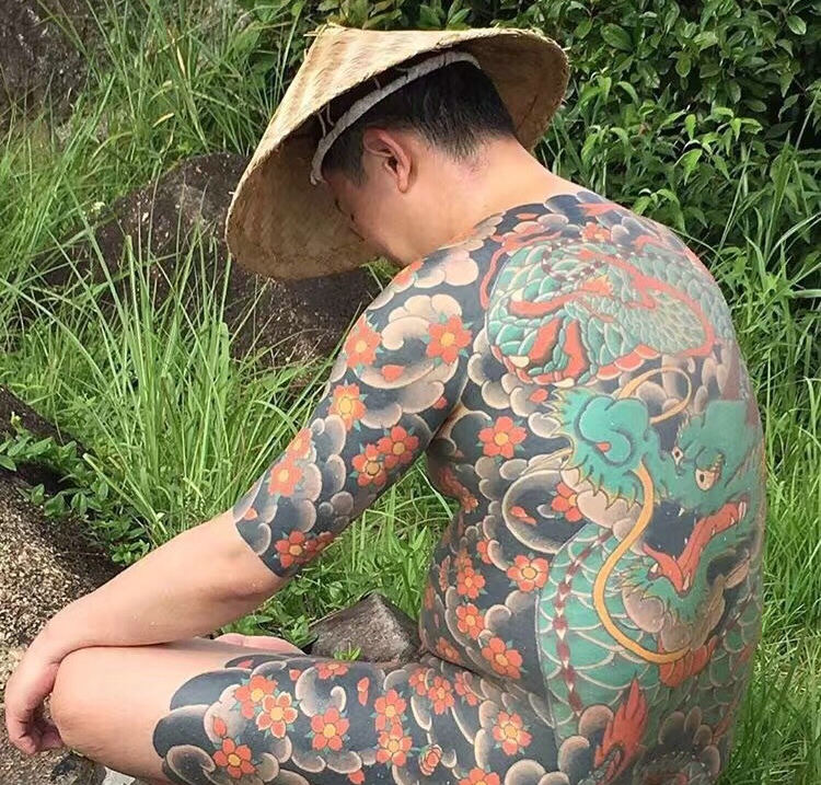 农民伯伯满背时尚传统邪龙纹身刺青
