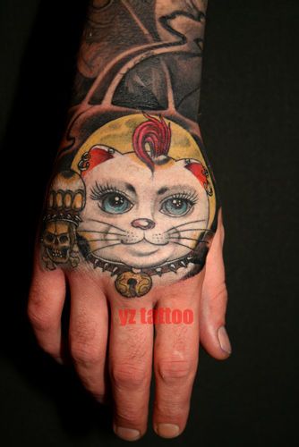 手背一款个性霸气的招财猫纹身图案
