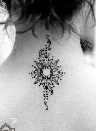 女生颈部漂亮的印度风格图腾纹身图案