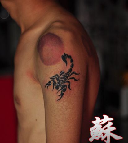 手臂超酷的图腾蝎子纹身图案