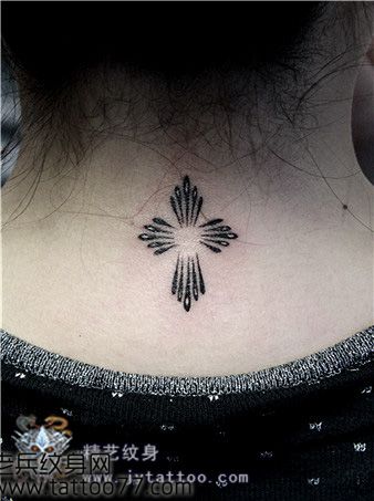 一款女孩子颈部小巧的图腾纹身图案