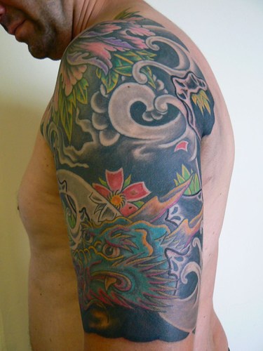 大臂蓝色的亚洲龙纹身图案
