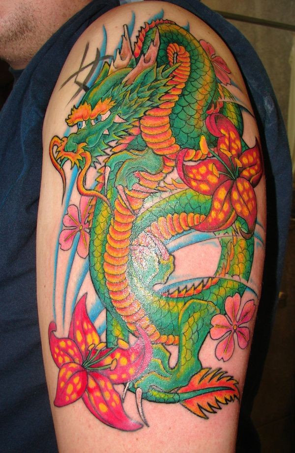 日本风格花朵和绿色龙手臂纹身图案