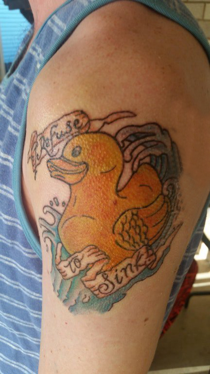 男生手臂上彩绘水彩素描创意有趣可爱鸭子纹身图片