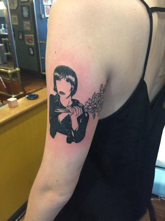 女生手臂上黑色点刺简单线条植物和人物纹身图片