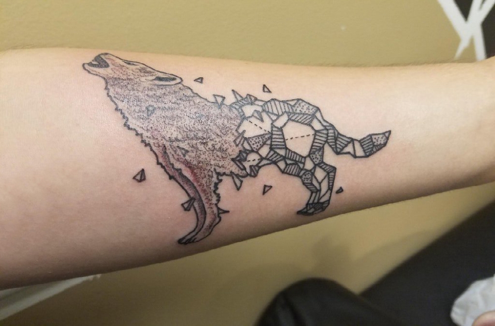 男生手臂上黑色点刺几何简单线条小动物狼纹身图片