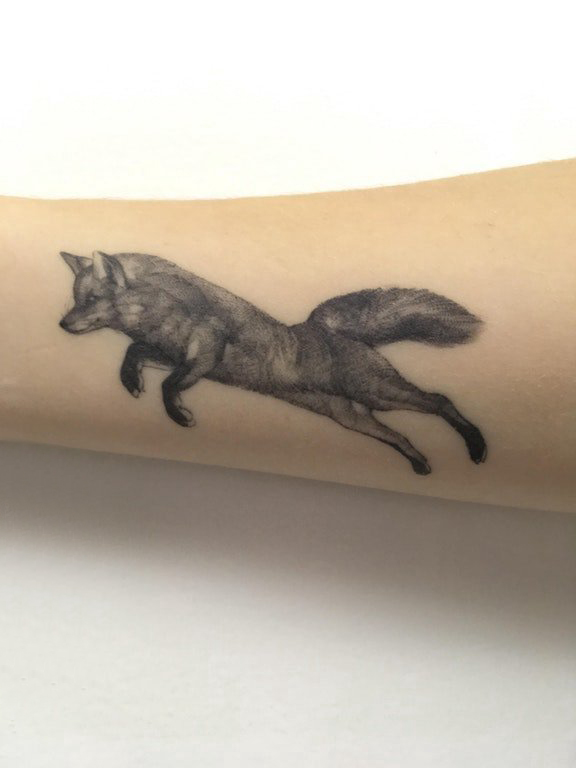 女生手臂上黑色的狐狸纹身图片 九尾狐狸纹身