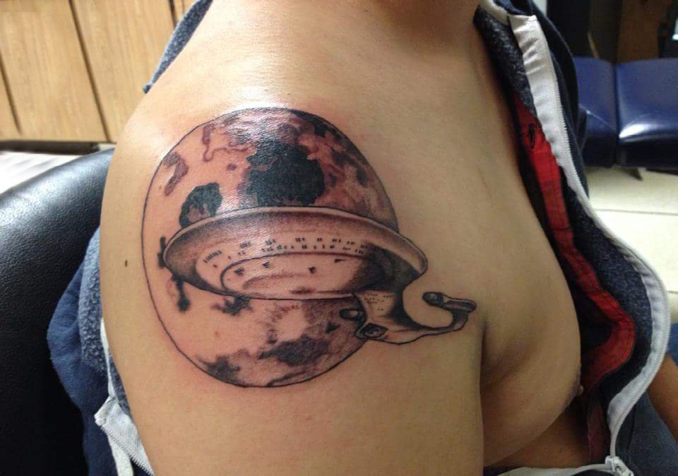 男生手臂上地球纹身图案 地球纹身图案