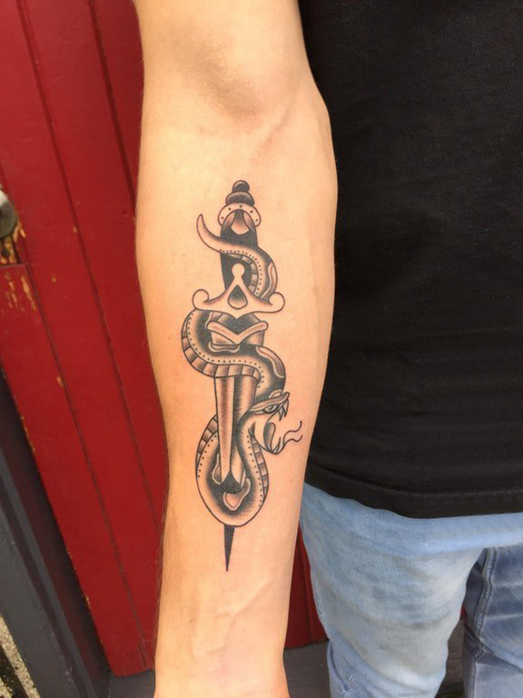男生手臂上匕首和蛇纹身图片 手臂纹身图片