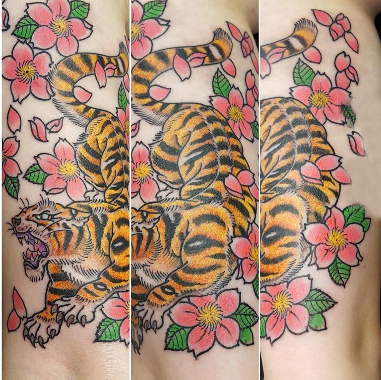 男生手臂上花朵和老虎纹身图片 老虎图腾纹身
