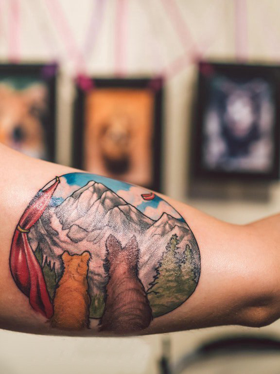 男生手臂上动物和风景纹身图片 彩绘纹身