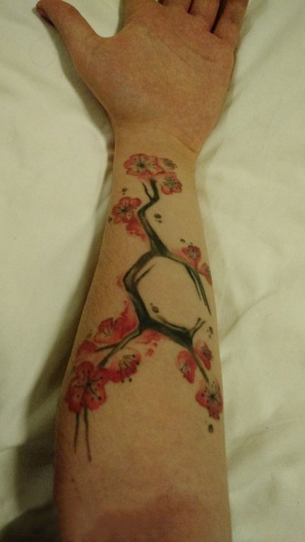 女生手臂上化学元素和樱花纹身图片 手臂纹身素材