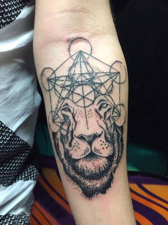 男生手臂上几何和狮子纹身图片 纹身黑色