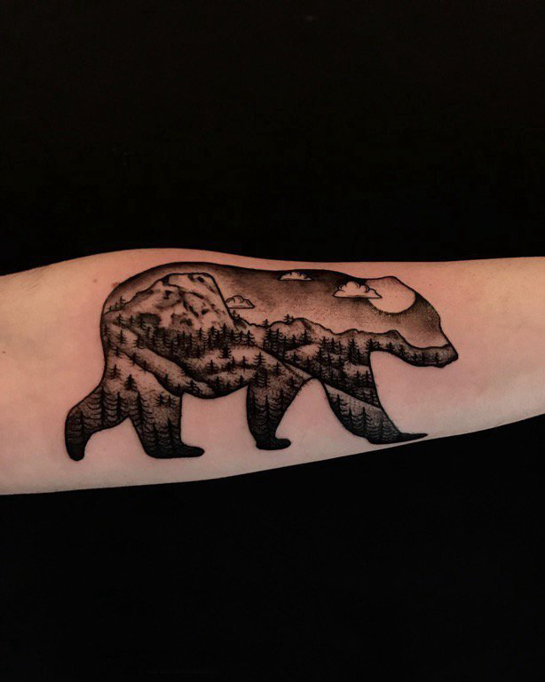 女生手臂上熊和风景纹身图片 百乐动物纹身