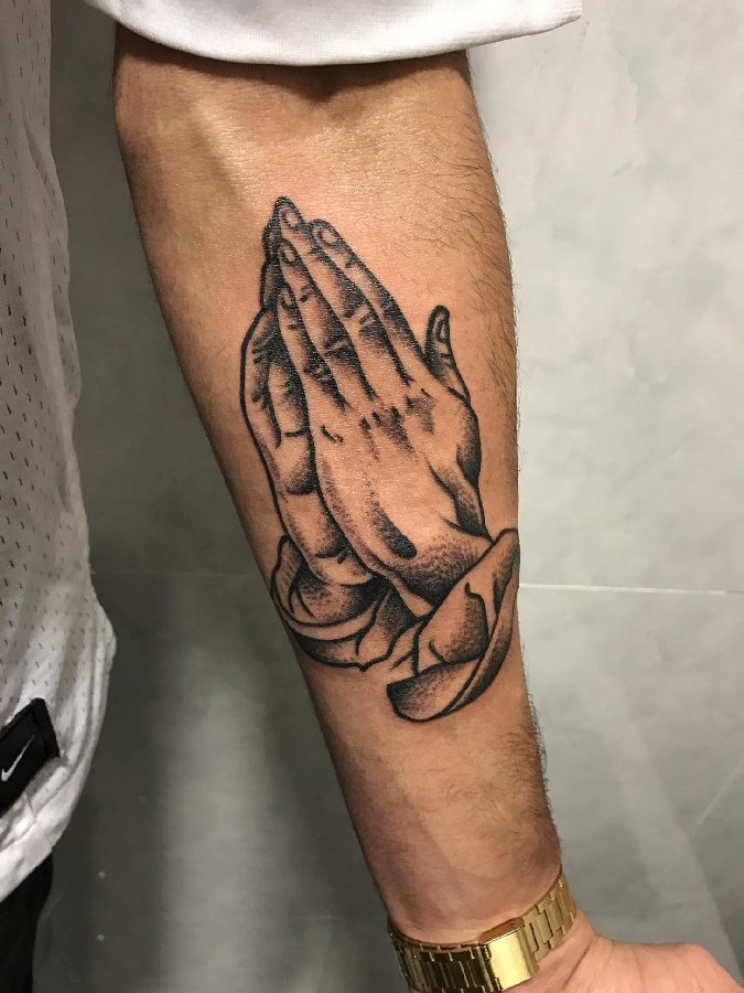 男生手臂上黑色的祈祷之手纹身图片 祈祷之手纹身图