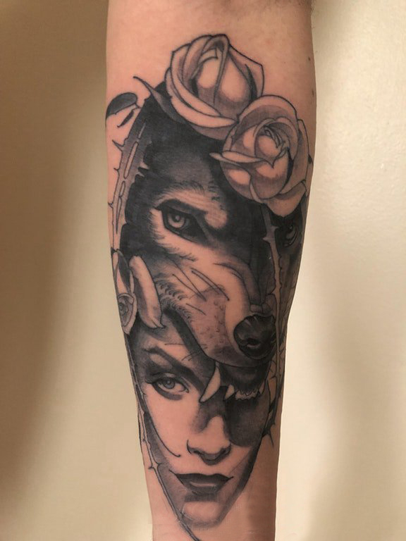 女生手臂上女生人物纹身图案 狼纹身